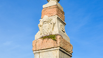Particolare dell'obelisco